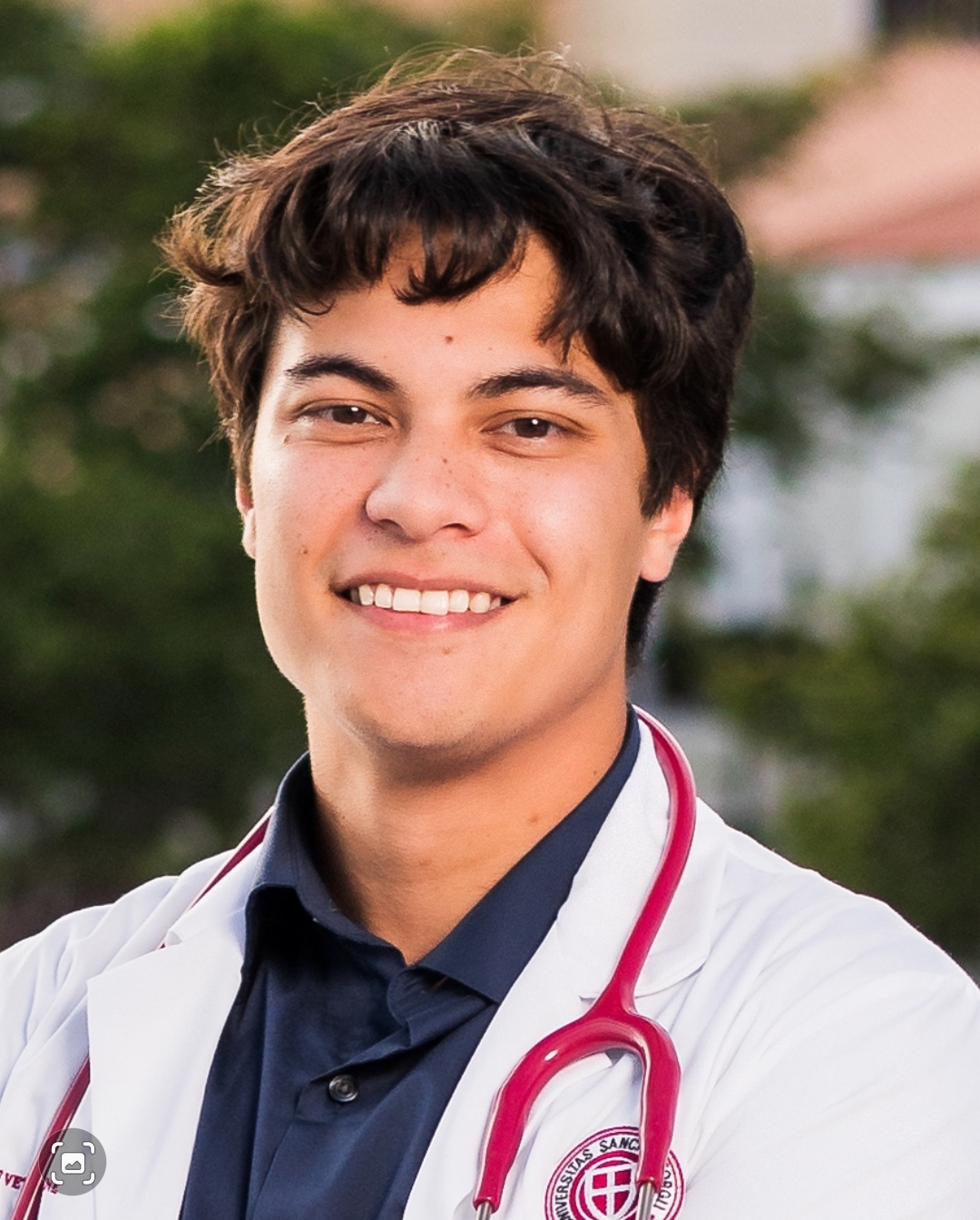 Dr. Cameron Lorica, veterinario en Tropicana Animal Hospital