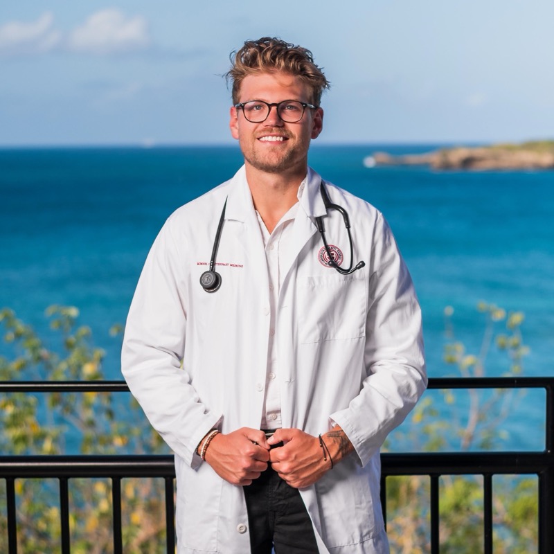 Dr. Logan Luzenski, veterinario en Tropicana Animal Hospital